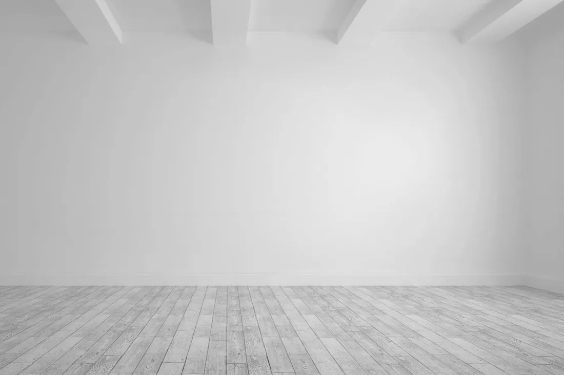 Puste, świeżo pomalowane na biało pomieszczenie z jasną podłogą