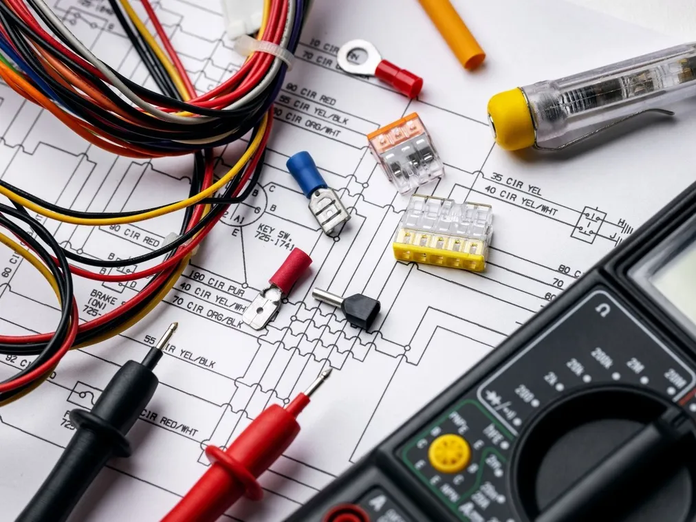 Przewody, złączki i multimetr na schemacie instalacji elektrycznej