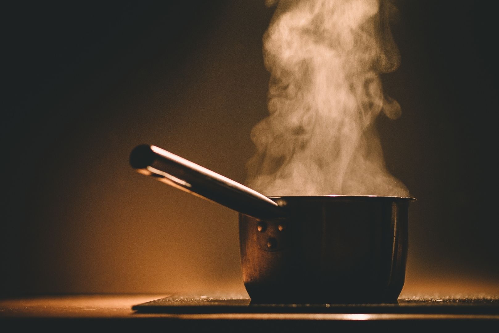 Nowoczesna kuchnia na wymiar z drewnianym blatem. Projekt i realizacja – architekt wnętrz Warszawa.